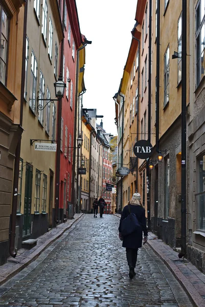 Stockholm/İsveç - 27 Ekim 2018: Gamla stan veya Stockholm duing hafta sonu eski sokak. İnsanlar alışveriş için buraya ve kentin kafe emretmek.