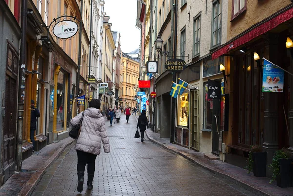 Stockholm/İsveç - 27 Ekim 2018: Gamla stan veya Stockholm duing hafta sonu eski sokak. İnsanlar alışveriş için buraya ve kentin kafe emretmek.