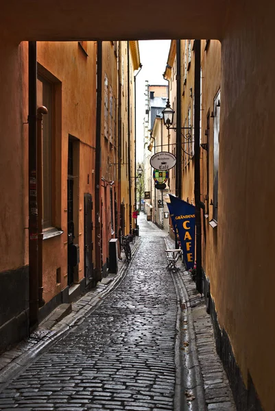 Stockholm/İsveç - 27 Ekim 2018: Gamla stan veya Stockholm duing hafta sonu eski sokak. İnsanlar alışveriş için buraya ve kentin kafe emretmek.