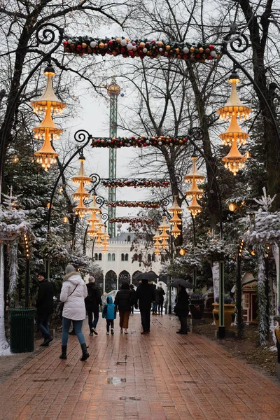 Copenhagen/Denamrk - 9 Aralık 2018: Tivoli Bahçe Kopenhag'da Aralık, park sırasında ışık ve renk dolu ile dekore edilmiştir. İnsanlar Tilovi Park Festivali emretmek gelmek başlar.