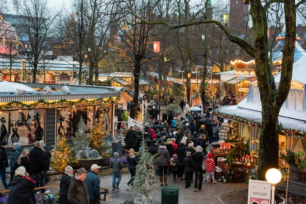 Copenhagen/Denamrk - 9 Aralık 2018: Tivoli Bahçe Kopenhag'da Aralık, park sırasında ışık ve renk dolu ile dekore edilmiştir. İle parkta fulled insanlar gelir ile aile ve sokulgan Christmas Tema Park emretmek.