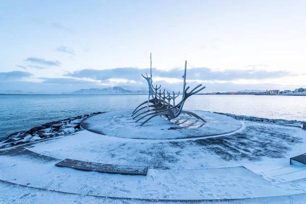 Reykjavik bay with Viking ship — Stock Photo, Image