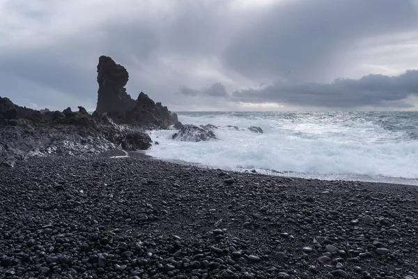 Praia de areia preta na Islândia — Fotografia de Stock