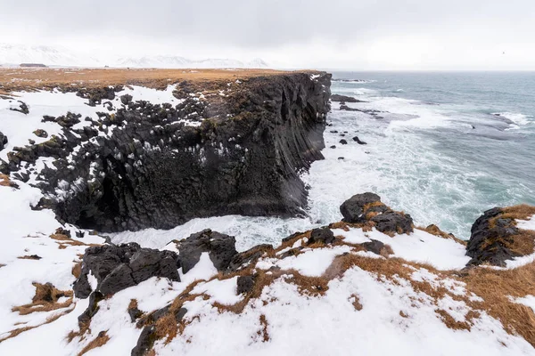 Acantilado en la costa de Islandia — Foto de Stock
