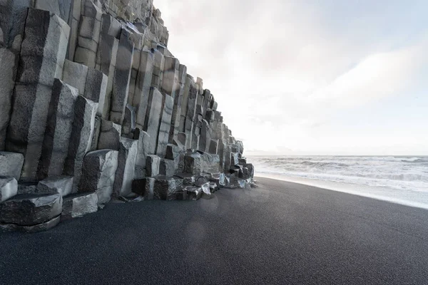Spiaggia di sabbia nera in Islanda con roccia vocanica — Foto Stock