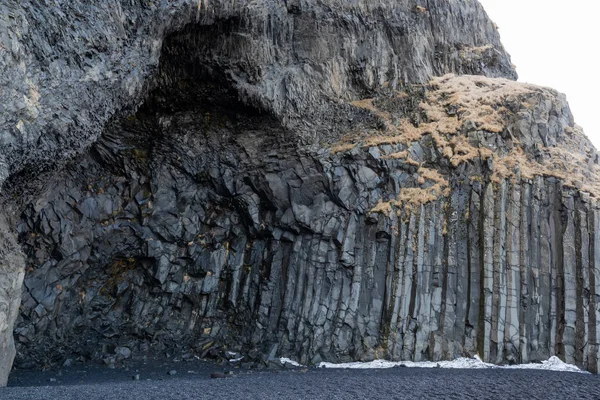 Plage de sable noir en Islande avec roche vocanique — Photo