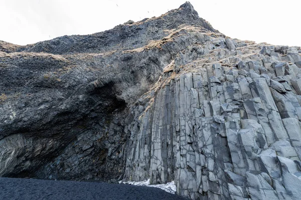 Vocanic kaya ile İzlanda'daki siyah kum plaj