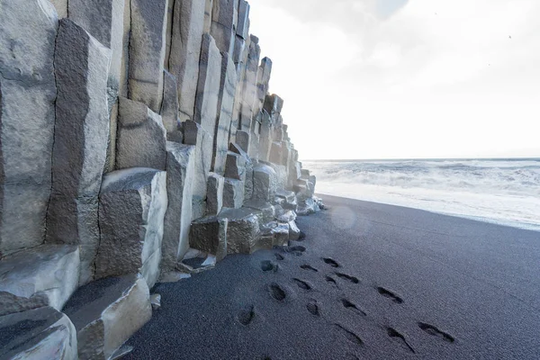 Spiaggia di sabbia nera in Islanda con roccia vocanica — Foto Stock