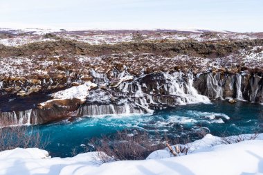 İzlanda 'da hraunfossar şelalesi