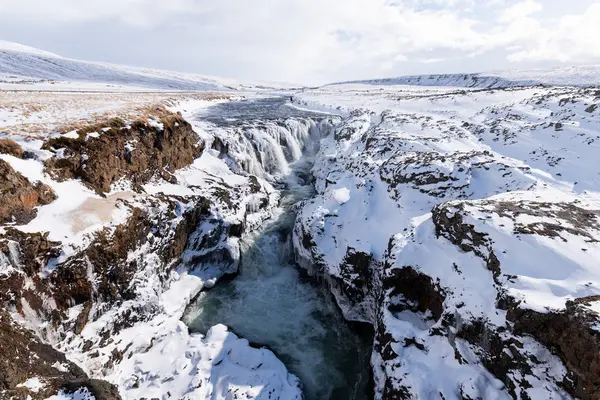 İzlanda 'da hraunfossar şelalesi