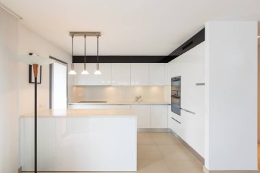 Zarif modern beyaz mutfak daire. Kimse kopya alanı içinde