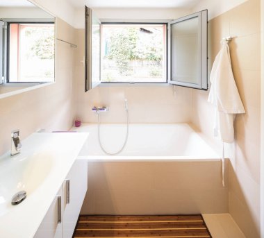 Şık banyo büyük lavabo ve ayna ile. İçeride kimse yok