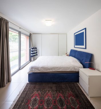 Yatak odası penceresi ve Bahçe Manzaralı. İçeride kimse yok