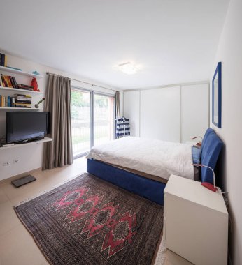 Yatak odası penceresi ve Bahçe Manzaralı. İçeride kimse yok