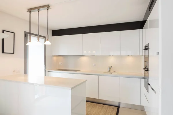 Elegante Moderna Cozinha Branca Apartamento Ninguém Dentro Espaço Cópia — Fotografia de Stock