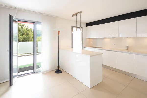 Elegante Moderne Weiße Küche Der Wohnung Niemand Drinnen Kopierraum — Stockfoto