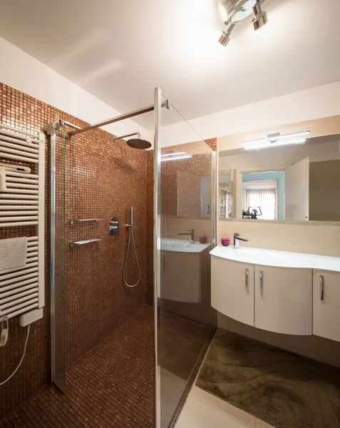 Elegante Baño Con Lavabo Grande Espejo Hay Nadie Adentro — Foto de Stock