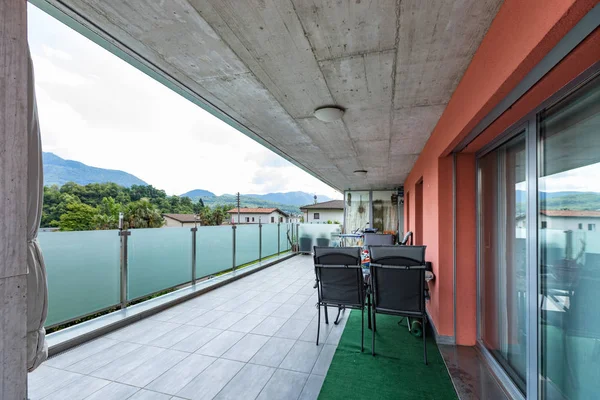 Bâtiment Rouge Extérieur Avec Grande Terrasse Parapet Verre Personne Intérieur — Photo