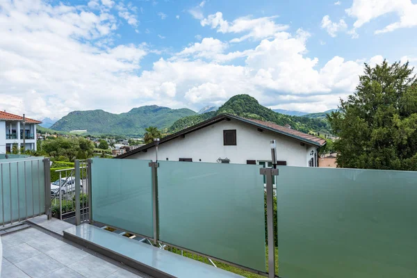 Parapetto Vetro Moderno Balcone Con Vista Sulle Colline Svizzere — Foto Stock