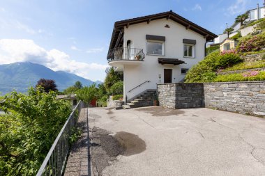 Büyük kare, İsviçre tepelerin görünümünü villa dış. İçeride kimse yok