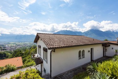 Büyük kare, İsviçre tepelerin görünümünü villa dış. İçeride kimse yok