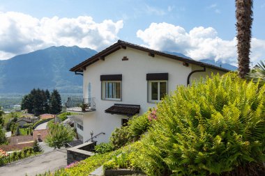 Büyük kare, İsviçre tepelerin görünümünü villa dış. İçeride kimse yok