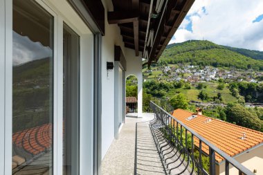 Büyük yeşil bahçe villa dış. Tepeler ve göl manzarası. İçeride kimse yok