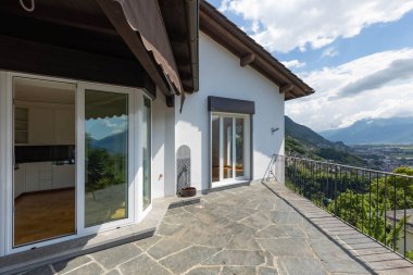 İsviçre tepeler ve Lake Maggiore bakan büyük kemerli açık veranda