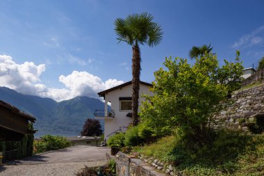 Büyük kare, İsviçre tepelerin görünümünü villa dış. İçeride kimse yok