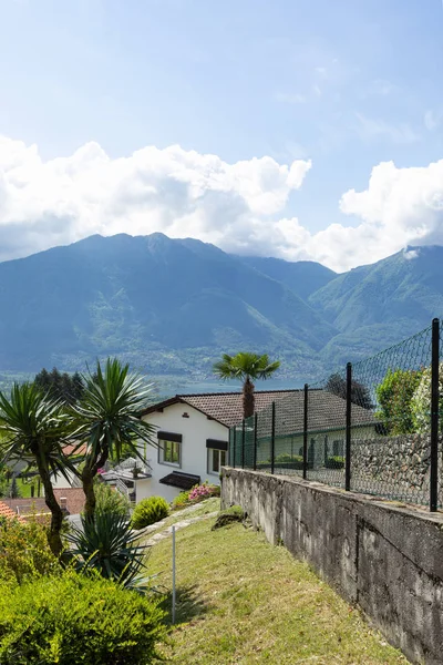 Büyük yeşil bahçe villa dış. Tepeler ve göl manzarası. İçeride kimse yok