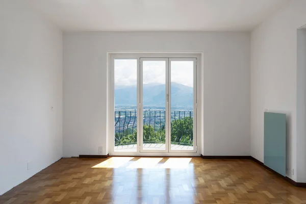 Пустая Белая Комната Паркетом Большими Окнами Видом Швейцарские Холмы Никого — стоковое фото