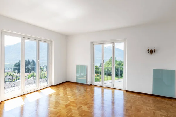 Chambre Blanche Vide Avec Parquet Grandes Fenêtres Donnant Sur Les — Photo