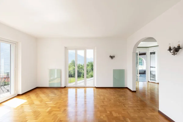 Quarto Branco Vazio Com Parquet Grandes Janelas Com Vista Para — Fotografia de Stock