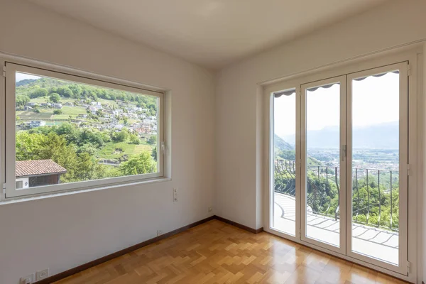 Empty White Room Parquet Large Windows Overlooking Swiss Hills Nobody — Stock Photo, Image