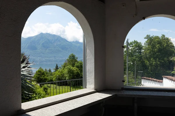 Porche Exterior Con Grandes Arcos Con Vistas Las Colinas Suizas —  Fotos de Stock