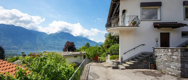 Külső Villa Nagy Tér Kilátást Svájci Hegyekre Senki Sem Belül — Stock Fotó