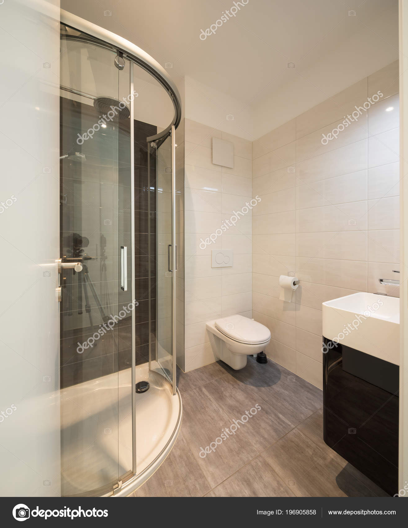 Minimalista Moderno Cuarto Baño Con Azulejos Grandes Nadie Dentro ... Minimalista Moderno Cuarto Baño Con Azulejos Grandes Nadie Dentro ...