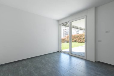 Modern daire ile büyük, parlak pencere eşiği. Üzerinde yeşil bir bahçe göster