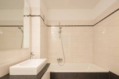 Minimalist modern banyo büyük taşlarla. İçeride kimse yok