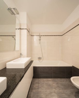 Minimalist modern banyo büyük taşlarla. İçeride kimse yok