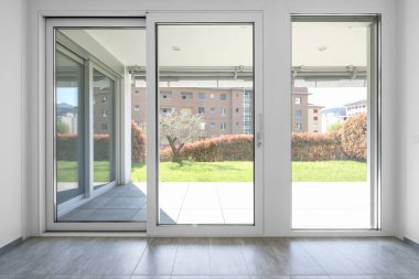 Modern daire ile büyük, parlak pencere eşiği. Üzerinde yeşil bir bahçe göster