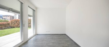 Modern daire ile büyük, parlak pencere eşiği. Üzerinde yeşil bir bahçe göster