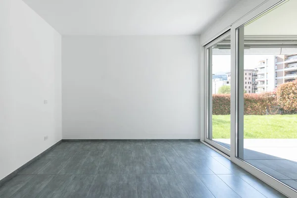 Moderne Wohnung Mit Großen Hellen Fenstern Blick Auf Einen Grünen — Stockfoto