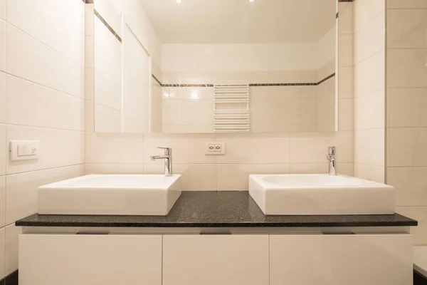 Cuarto Baño Moderno Minimalista Con Azulejos Grandes Hay Nadie Adentro — Foto de Stock