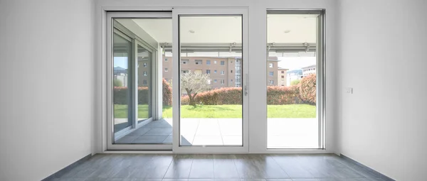 Appartement Moderne Avec Grandes Fenêtres Lumineuses Vue Sur Jardin Verdoyant — Photo