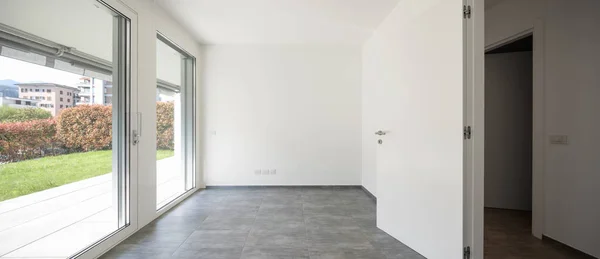 Modern Lägenhet Med Stora Ljusa Fönster Visa Grön Trädgård — Stockfoto