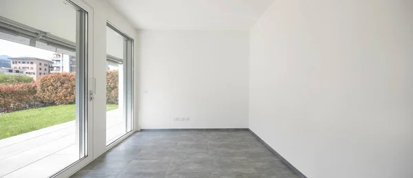 Moderno Apartamento Con Ventanas Grandes Luminosas Vista Sobre Jardín Verde — Foto de Stock