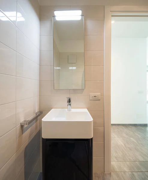 Minimalista Bagno Moderno Con Piastrelle Grandi Dimensioni Nessuno Dentro — Foto Stock