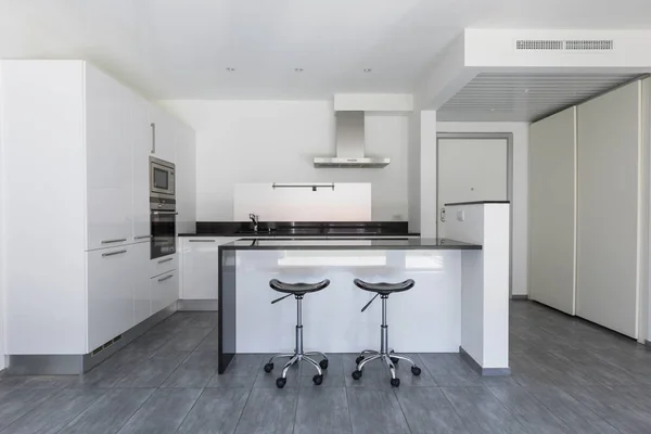 Moderne Witte Keuken Met Eiland Barkrukken Niemand Binnen — Stockfoto