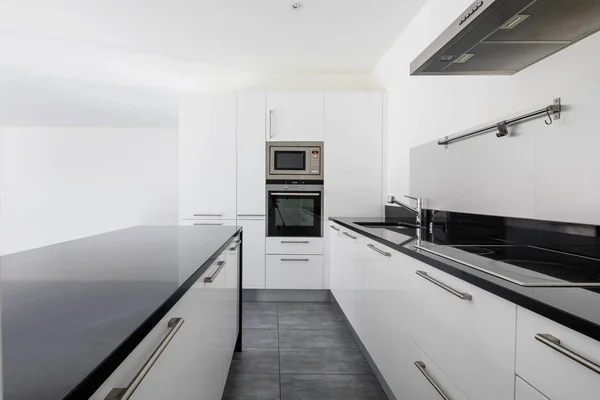详细的白色现代厨房与最新的世代用具 里面没人 — 图库照片